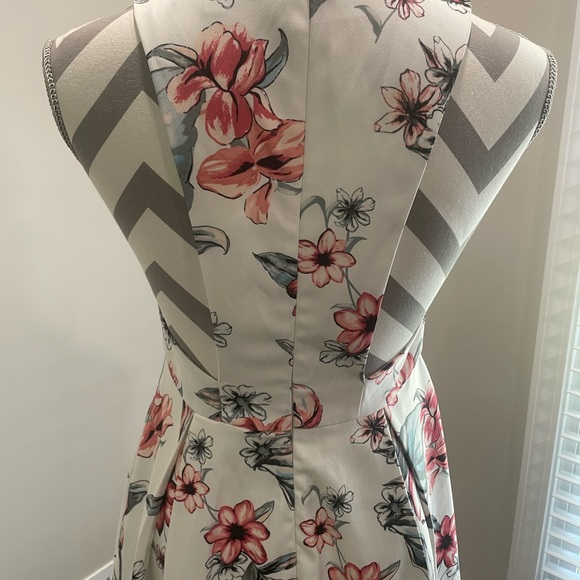 Lulu’s floral plunge neck dress. - Picture 7 of 7